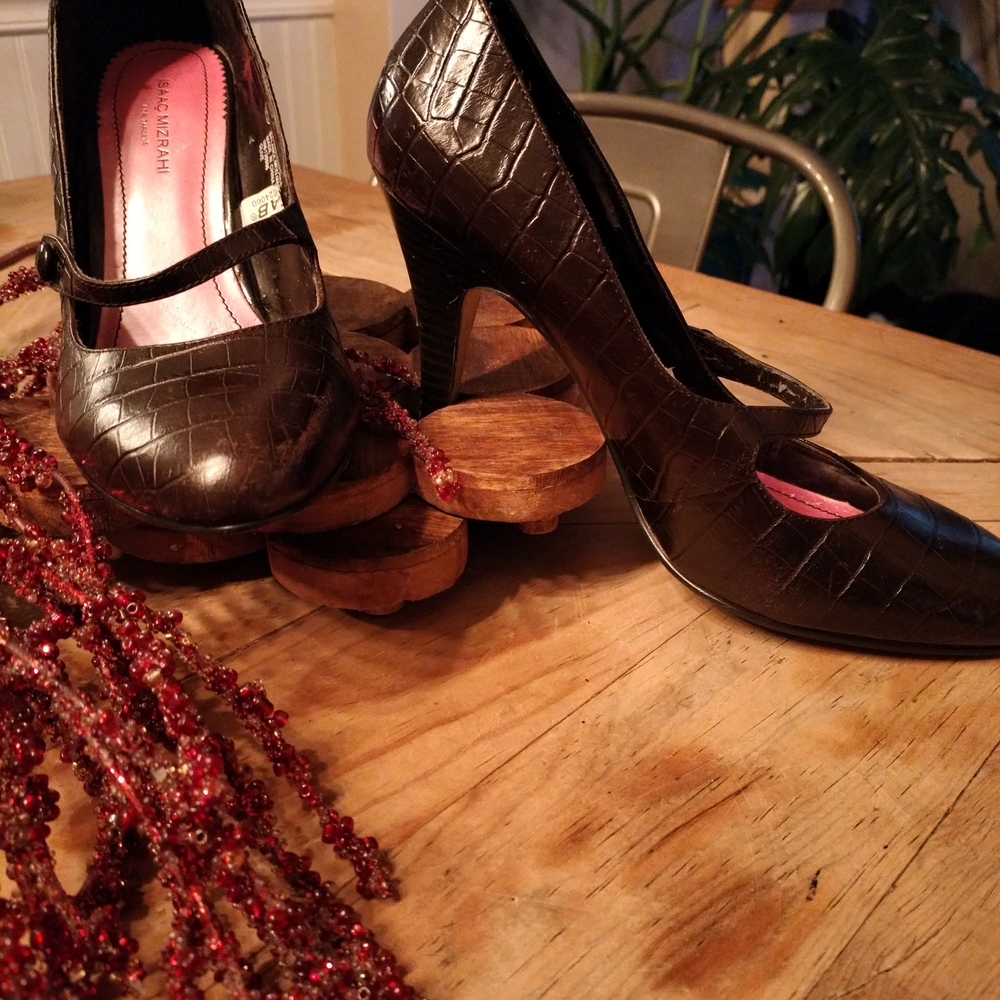 Isaac Mizrahi Dark Brown Croc-Embossed Leather Heels - Picture 4 of 9